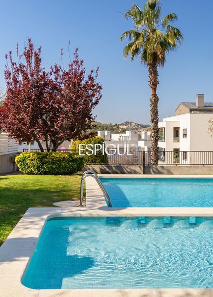 Foto 3429127b-4786-4e96-89f7-f74f18e2fe6d. Casa adossada amb calefacció aparcament piscina a Tiana