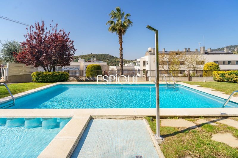 Foto 4979e1e7-66f2-464d-8a42-4cc731421c13. Casa adossada amb calefacció aparcament piscina a Tiana