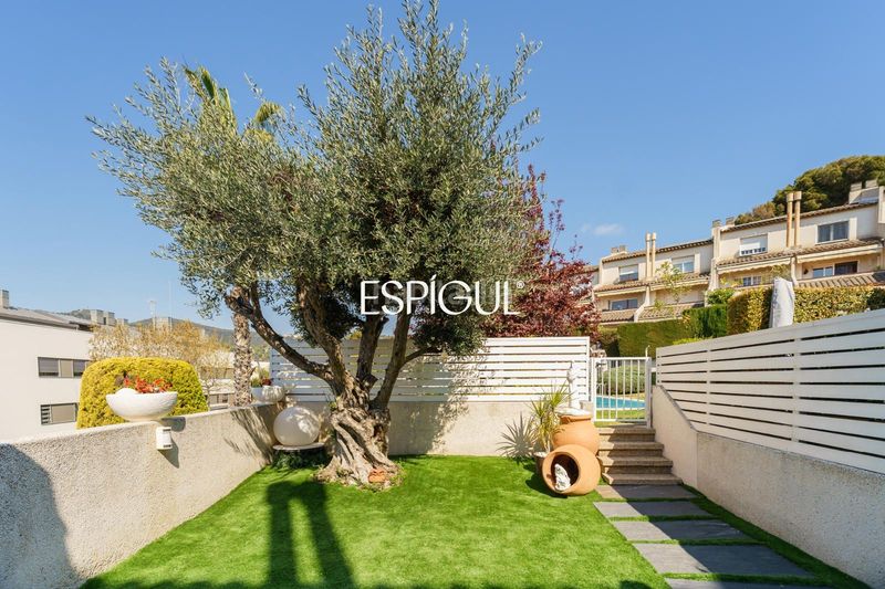 Foto 8d554de1-207b-4bde-bafd-9647855f71e6. Casa adossada amb calefacció aparcament piscina a Tiana