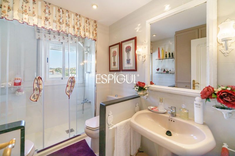 Foto d426ee30-5918-4313-b5c4-79a848b805a9. Casa adossada amb calefacció aparcament piscina a Tiana