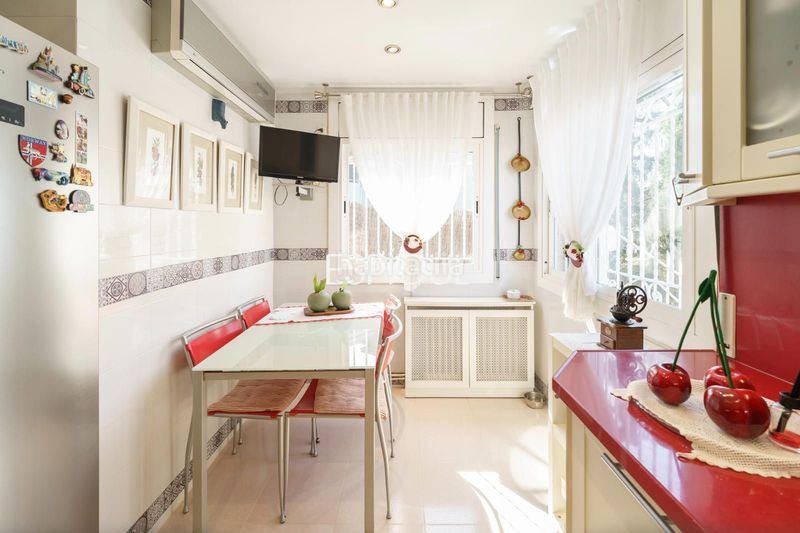 Foto d87b2407-8981-40d0-a71d-03e270bd63c6. Casa adossada amb calefacció aparcament piscina a Tiana