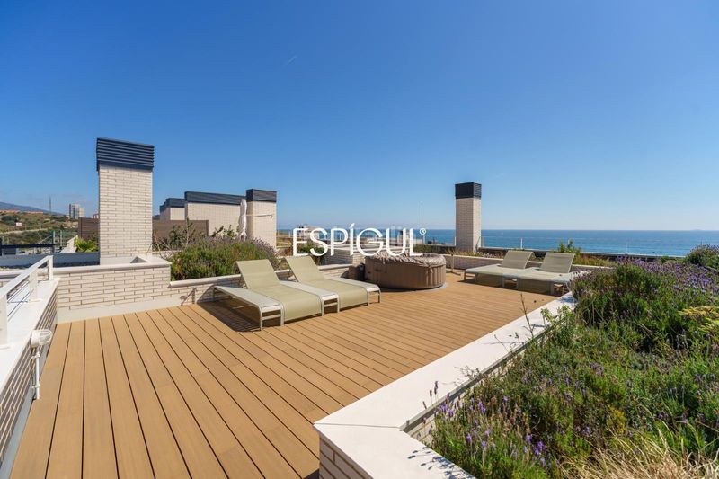 Foto 2c43ff51-5a37-4472-822a-1b07bd92cdec. Àtic amb calefacció aparcament piscina a Montgat