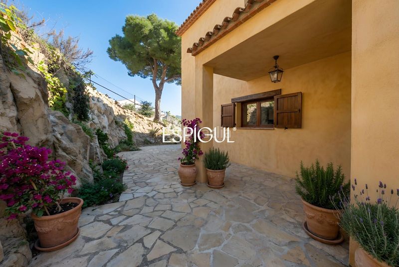 Foto c8ad1a08-280b-4cee-8aa8-36a4ebb3dc7d. Casa amb calefacció aparcament a Alella