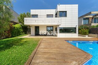 House  Ernest lluch. Casa unifamiliar de estilo contemporáneo y piscina privada en te