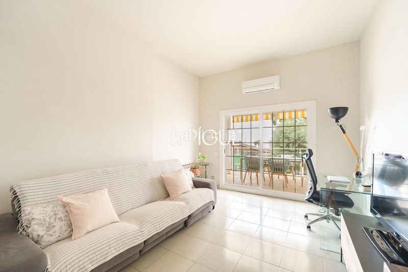 Foto 0bc7e275-bdf7-4bc7-8f84-bca47b2fd170. Casa adossada amb calefacció aparcament piscina a Teià