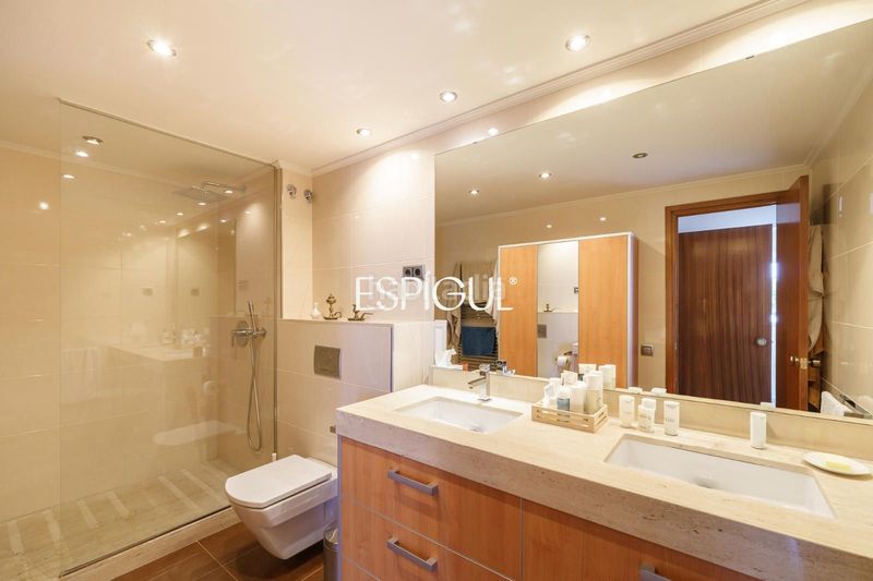 Foto 52c36752-4de3-43fc-b48e-68838171a7e6. Casa adossada amb calefacció aparcament piscina a Teià