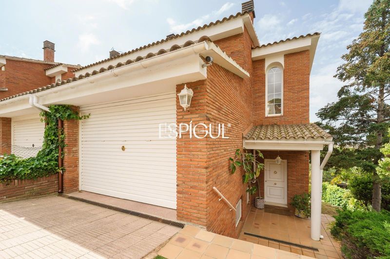 Foto f1bf9769-380b-4382-a518-9281a895e2cf. Casa adossada amb calefacció aparcament piscina a Teià