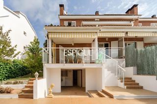 Maison jumelée  Tarragona. Amplia casa esquinera con vistas al mar y piscina comunitaria en