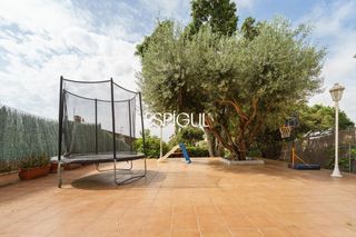 Reihenhaus  Tarragona. Amplia casa esquinera con vistas al mar y piscina comunitaria en