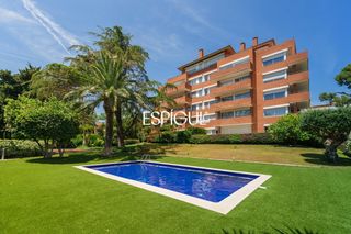 Pis  Dels sometents. 4 habitaciones, terraza, piscina, jardin y 3 plazas de parking a
