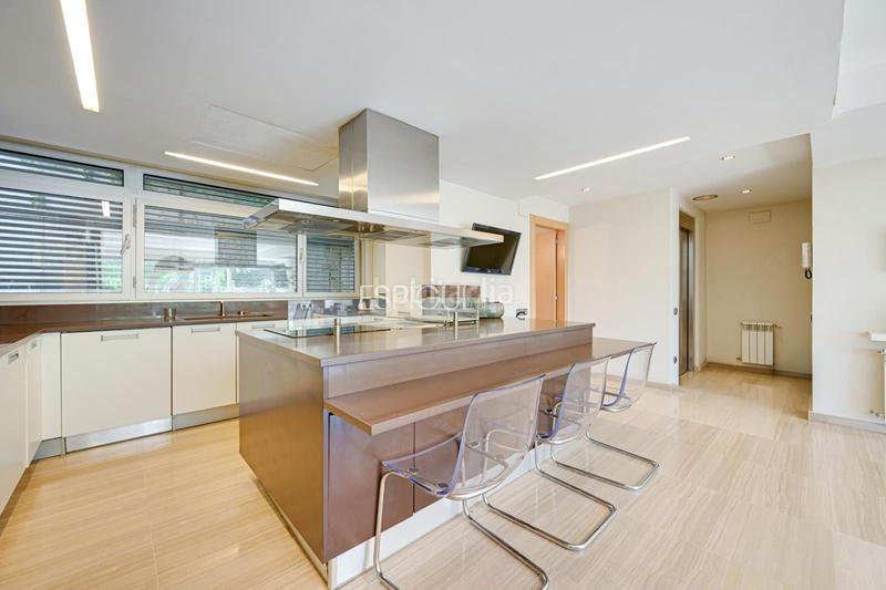 Foto 90cc335b-b06b-4996-9b32-2d677da478a4. Casa adossada amb calefacció aparcament a Sant Gervasi - Bonanova Barcelona