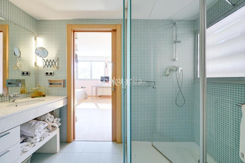 Foto d77089f4-003e-4a18-bfaf-06e9042e38a9. Casa adossada amb calefacció aparcament a Sant Gervasi - Bonanova Barcelona