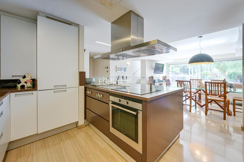 Foto f159e4a9-1863-4999-b8a3-d020c4dac064. Casa adossada amb calefacció aparcament a Sant Gervasi - Bonanova Barcelona