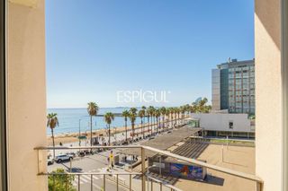 Àtic  Trelawny. Piso alto con vistas al mar y tres balcones junto a la vila olím