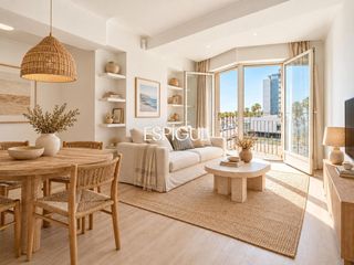 Àtic  Trelawny. Piso alto con vistas al mar y tres balcones junto a la vila olím