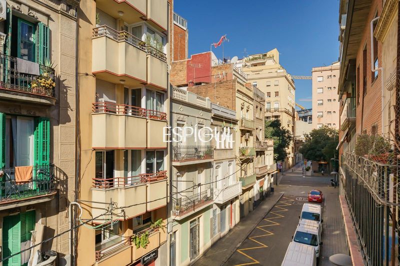 Foto ae3ee253-9967-4bd9-b9b7-ceaf311fffe8. Pis amb calefacció a Sants-Badal Barcelona