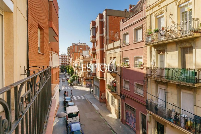 Foto d0437641-08d0-452d-8766-1e46003a22de. Pis amb calefacció a Sants-Badal Barcelona