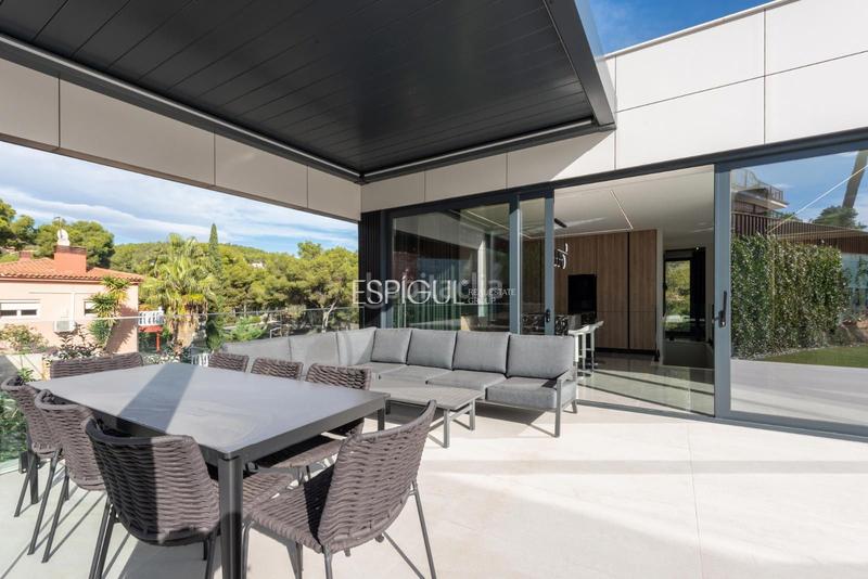 Foto 0edce551-4cd2-48c3-8886-40c636edcbd0. Maison avec chauffage parking piscine dans Muntanyeta Castelldefels