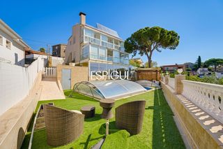 Haus  Camí can feliu. Exclusiva casa en venta con vistas panorámicas y piscina climati