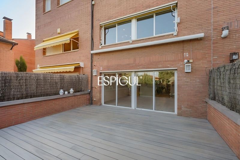 Foto 01b9b1f4-098a-4a9a-9bd0-fd68a09e8e68. Casa adossada amb calefacció aparcament piscina a Sant Cugat del Vallès