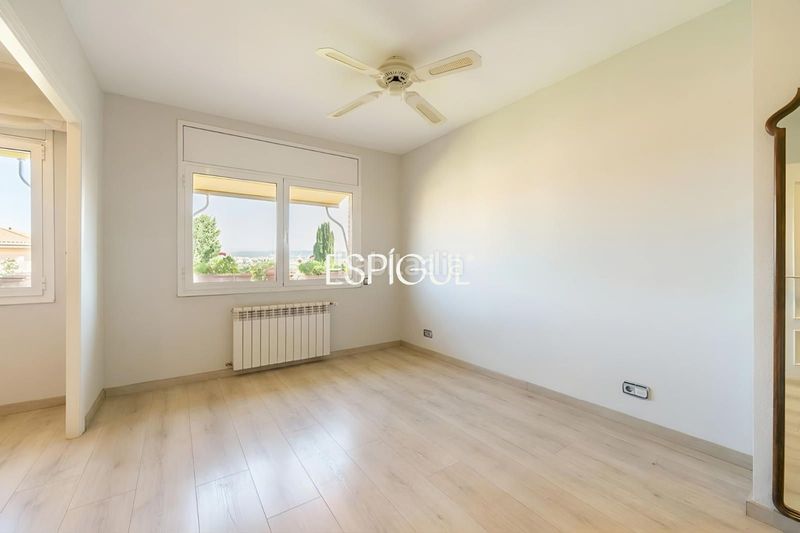Foto 0e00ff33-27c3-46e4-8852-d488c58bc2b6. Casa adossada amb calefacció aparcament piscina a Sant Cugat del Vallès