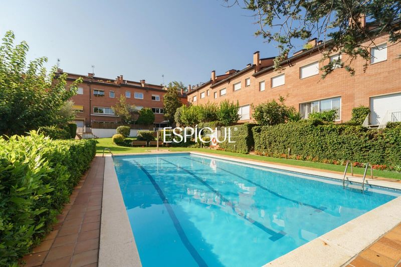Foto 2d1add11-d0a2-400e-8c11-fbc4c7049212. Casa adossada amb calefacció aparcament piscina a Sant Cugat del Vallès