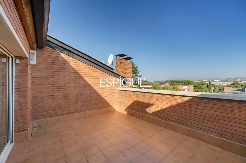 Foto 31b38bf9-be1b-4f27-a984-780bdb2149e0. Casa adossada amb calefacció aparcament piscina a Sant Cugat del Vallès