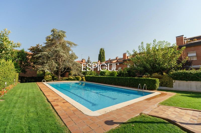 Foto 75d815ae-ca42-4e12-ab8c-594a4c9c087a. Casa adossada amb calefacció aparcament piscina a Sant Cugat del Vallès