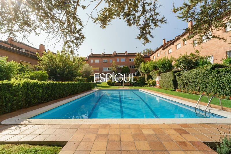 Foto 9859322f-a07e-4797-8a53-2584bdf22831. Casa adossada amb calefacció aparcament piscina a Sant Cugat del Vallès