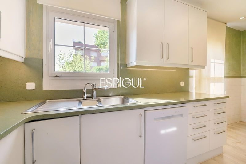 Foto acae26c7-a560-4d82-9344-cec8783d5878. Casa adossada amb calefacció aparcament piscina a Sant Cugat del Vallès