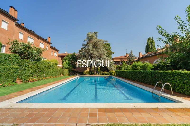 Foto e47fe502-4322-4803-96b0-80f76b51880e. Casa adossada amb calefacció aparcament piscina a Sant Cugat del Vallès