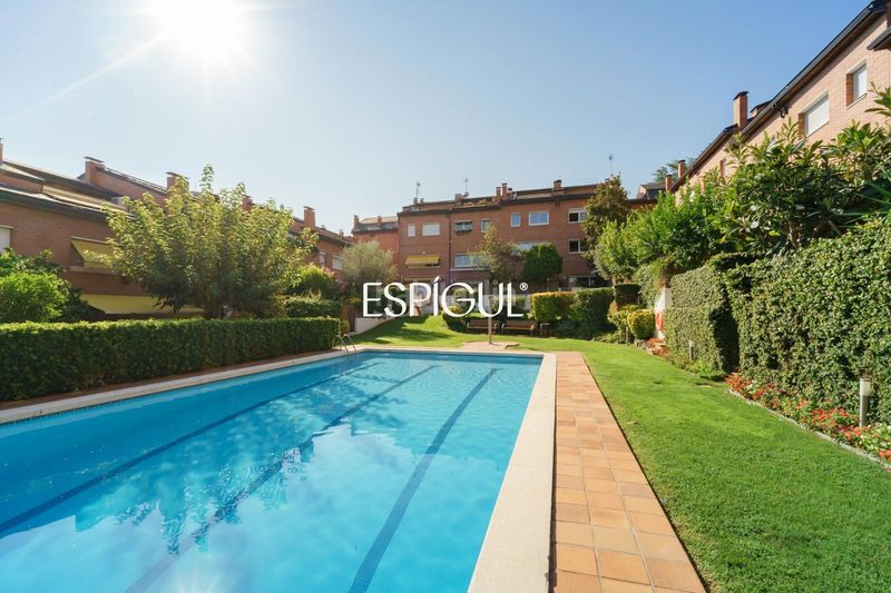 Foto eccae667-d262-41d4-a856-fe7932553523. Casa adossada amb calefacció aparcament piscina a Sant Cugat del Vallès