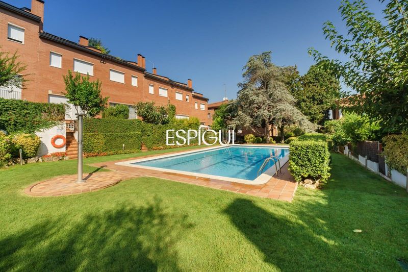 Foto f15171da-2af3-4924-8fa9-1e4d6c48c4d8. Casa adossada amb calefacció aparcament piscina a Sant Cugat del Vallès