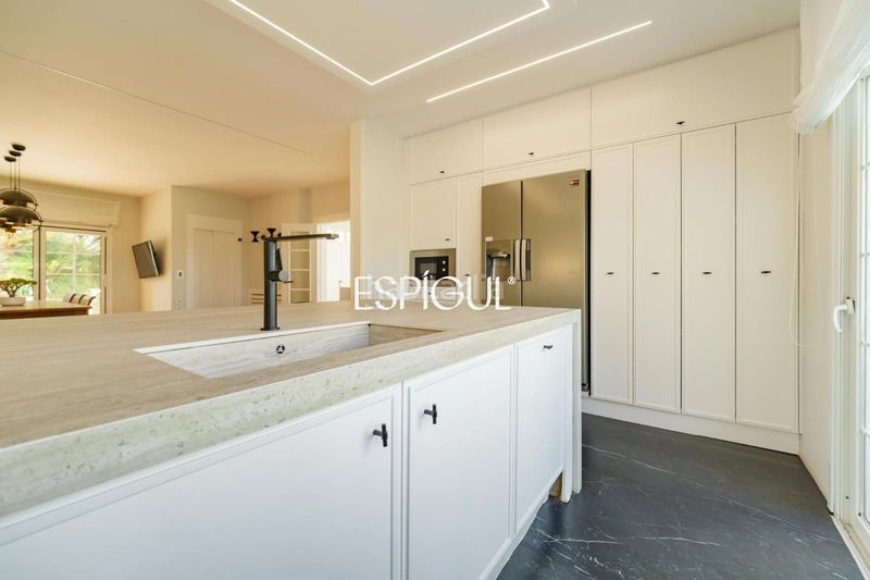Foto 1e74d9f8-2ea3-4c02-8983-dd60927df1f0. Casa amb calefacció aparcament piscina a Valldoreix Sant Cugat del Vallès