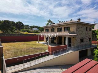Casa  Pere coromines. Casa de reciente construcción, con 5 habitaciones y amplio jardí