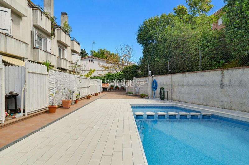 Foto 4904c7a2-5c01-48ff-bd5e-fe5d0f958d60. Casa adossada amb calefacció aparcament piscina a Sant Cugat del Vallès