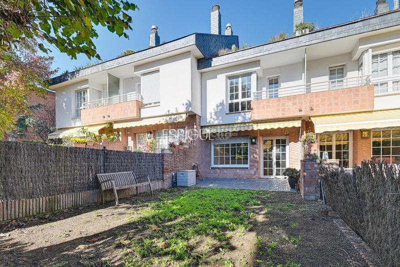 Foto 2670ba9e-2635-4456-bb1a-ad34c0b31008. Casa adossada amb calefacció aparcament a Eixample Sant Cugat del Vallès