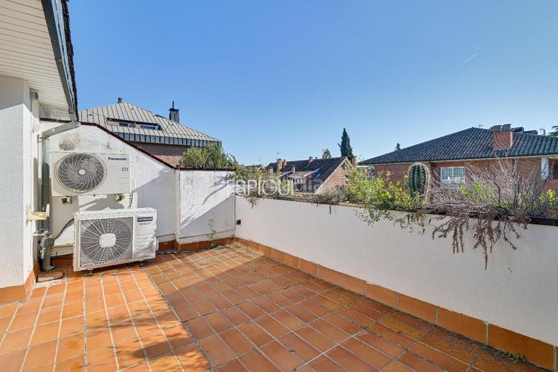 Foto 733c80d8-fc0c-40bc-9c3a-7632c31bf5ec. Casa adossada amb calefacció aparcament a Eixample Sant Cugat del Vallès