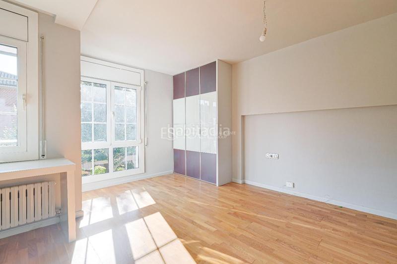 Foto 8f982577-3232-49a2-98a7-88d74b4d5760. Casa adossada amb calefacció aparcament a Eixample Sant Cugat del Vallès