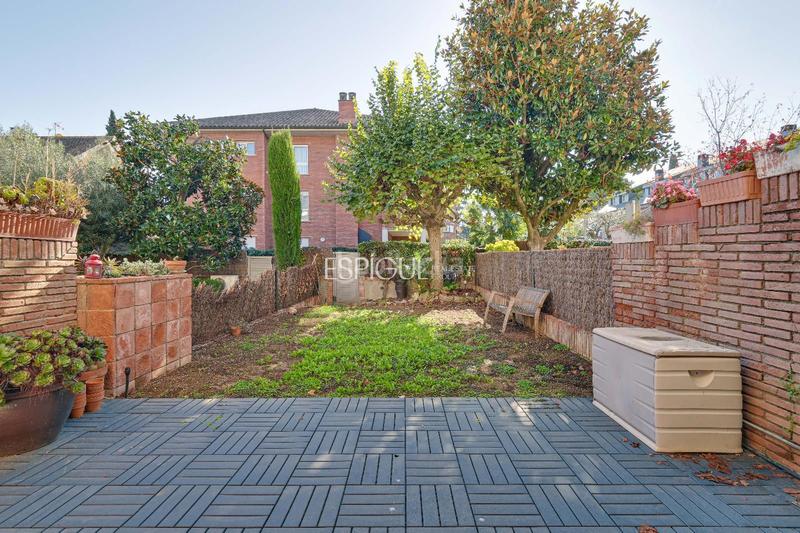 Foto 9c779a67-9b29-4968-ba61-487b5714d54f. Casa adossada amb calefacció aparcament a Eixample Sant Cugat del Vallès