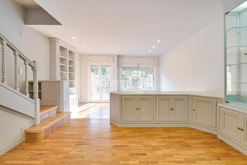 Foto bd3f96b4-0e12-48bd-84ff-3c5a2d097ed3. Casa adossada amb calefacció aparcament a Eixample Sant Cugat del Vallès