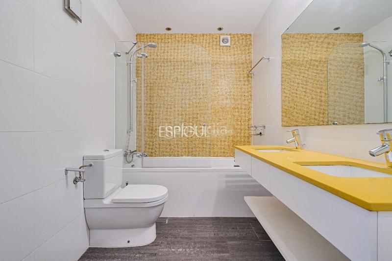 Foto c3ef746f-23e5-4b77-8d4f-54e9596ae8d1. Casa adossada amb calefacció aparcament a Eixample Sant Cugat del Vallès