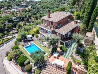 Casa in Alella. Espectacular casa con vistas al mar y la montaña en alella parc