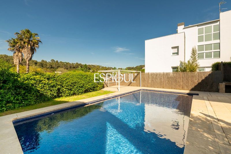 Foto 70dc123d-d0e3-4ea0-86e0-cef1cab6e681. Casa amb calefacció aparcament piscina a Golf-Can Trabal Sant Cugat del Vallès