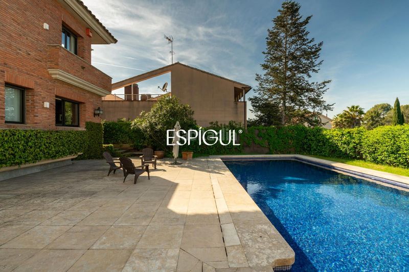 Foto ed854c20-c51e-4310-8e8b-e32b9f4b7268. Casa amb calefacció aparcament piscina a Golf-Can Trabal Sant Cugat del Vallès