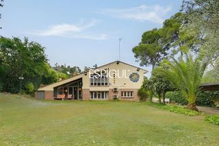 Casa  Pin i soler. Casa en venta en bellaterra con gran jardín y mucha privacidad