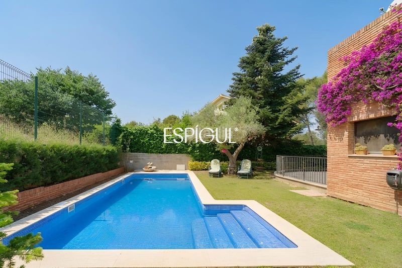 Foto 47cbb2bc-d5f0-41d4-9b7e-d3f970184bc9. Casa amb calefacció aparcament piscina a Valldoreix Sant Cugat del Vallès