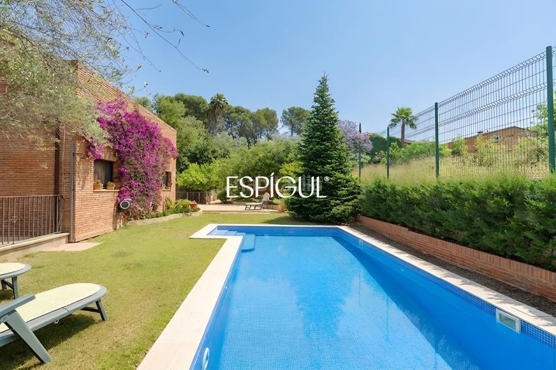 Foto 66f0344f-cdb7-4fe2-b320-cc43b9a2bb6c. Casa amb calefacció aparcament piscina a Valldoreix Sant Cugat del Vallès