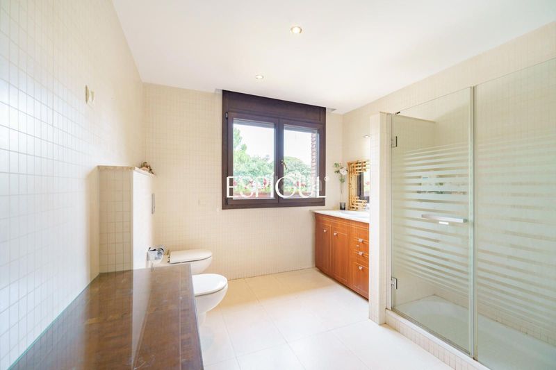 Foto 8d3928d6-4662-4246-8bf7-4ec3520cc7f0. Casa amb calefacció aparcament piscina a Valldoreix Sant Cugat del Vallès