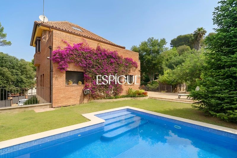 Foto dcc369c0-a1e7-40de-b4bc-4c963862152d. Casa amb calefacció aparcament piscina a Valldoreix Sant Cugat del Vallès